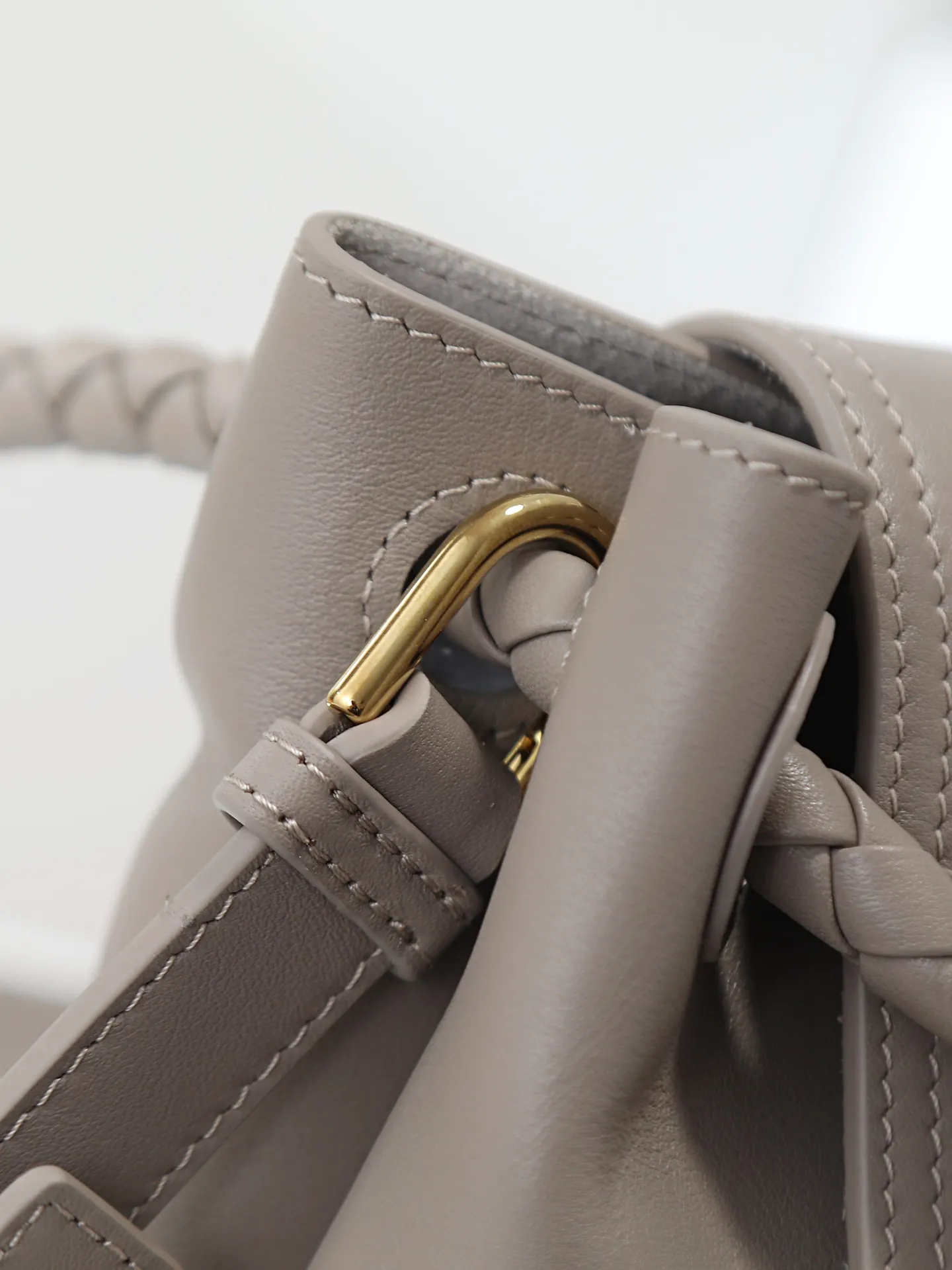 1150. Bottega Veneta's latest Ciao Ciao bag is a two-way flap handbag in silky cowhide, decorated with signature twist details, hidden hook closure, the flap can be fastened to the front, or connected to the INTRECCIATO woven internal pocket, with an adjustable and removable crossbody strap, an internal compartment, and a zippered pocket. The surprise flap has various shapes. Style 1 - Cover the bag surface, exposing the knot and knot decoration. Style 2 - Place the flap inside the bag. A buckle is also designed. Style 3 - The U-shaped position of the top handle in the hand bag. Style No.: 835835 Size: 26*19*10.5cm